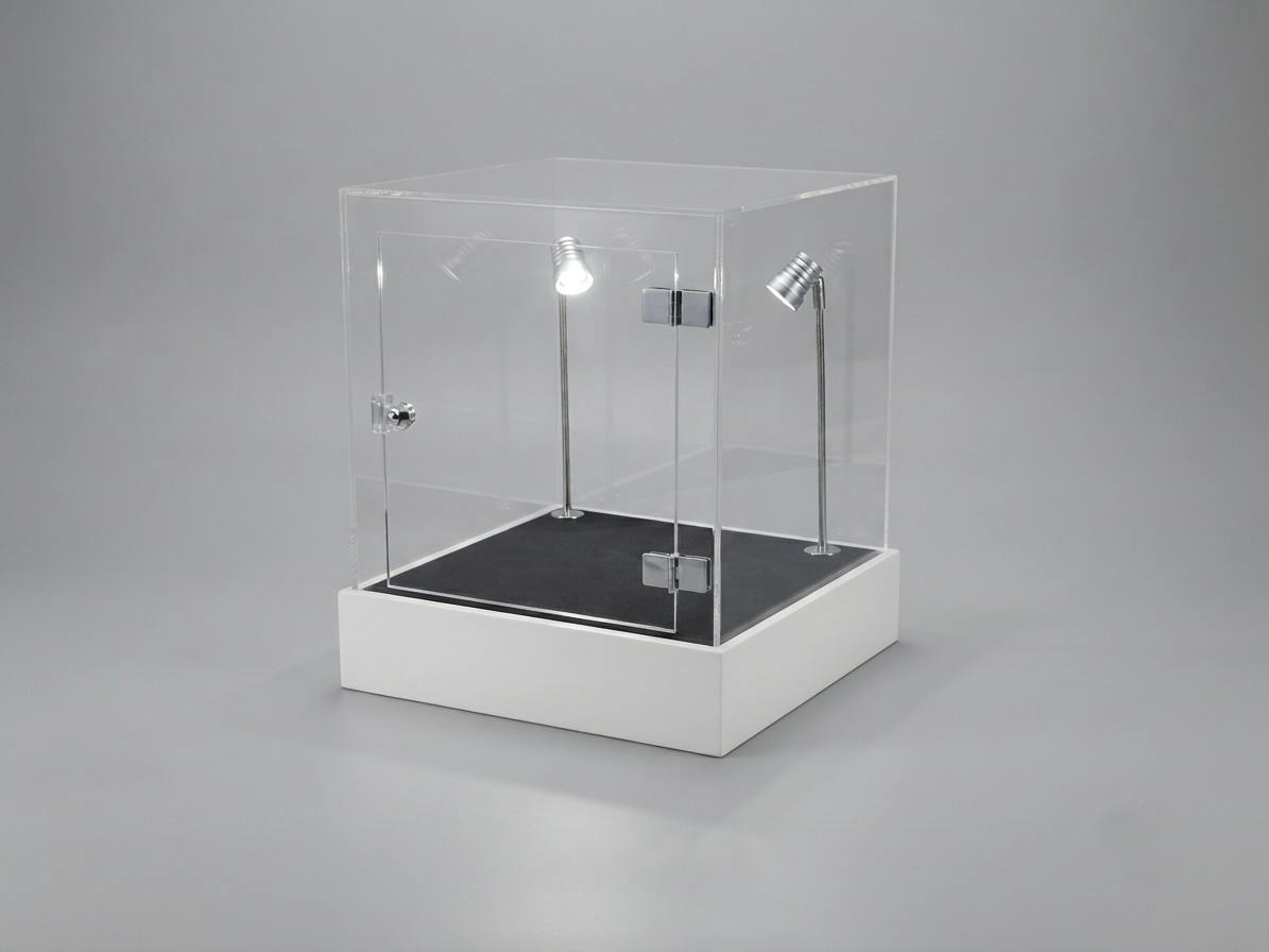 totem da banco con teca in plexiglass, anta con chiusura mediante serratura, sistema di illuminazione con faretti led